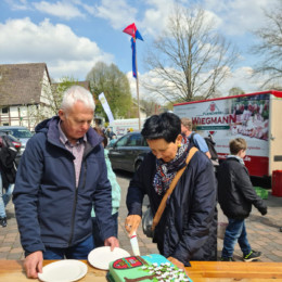 Landtagsabgeordnete Sabine Tippelt mit Bürgermeister Dietmar Nicke beim Anschneiden der schönen Torte.